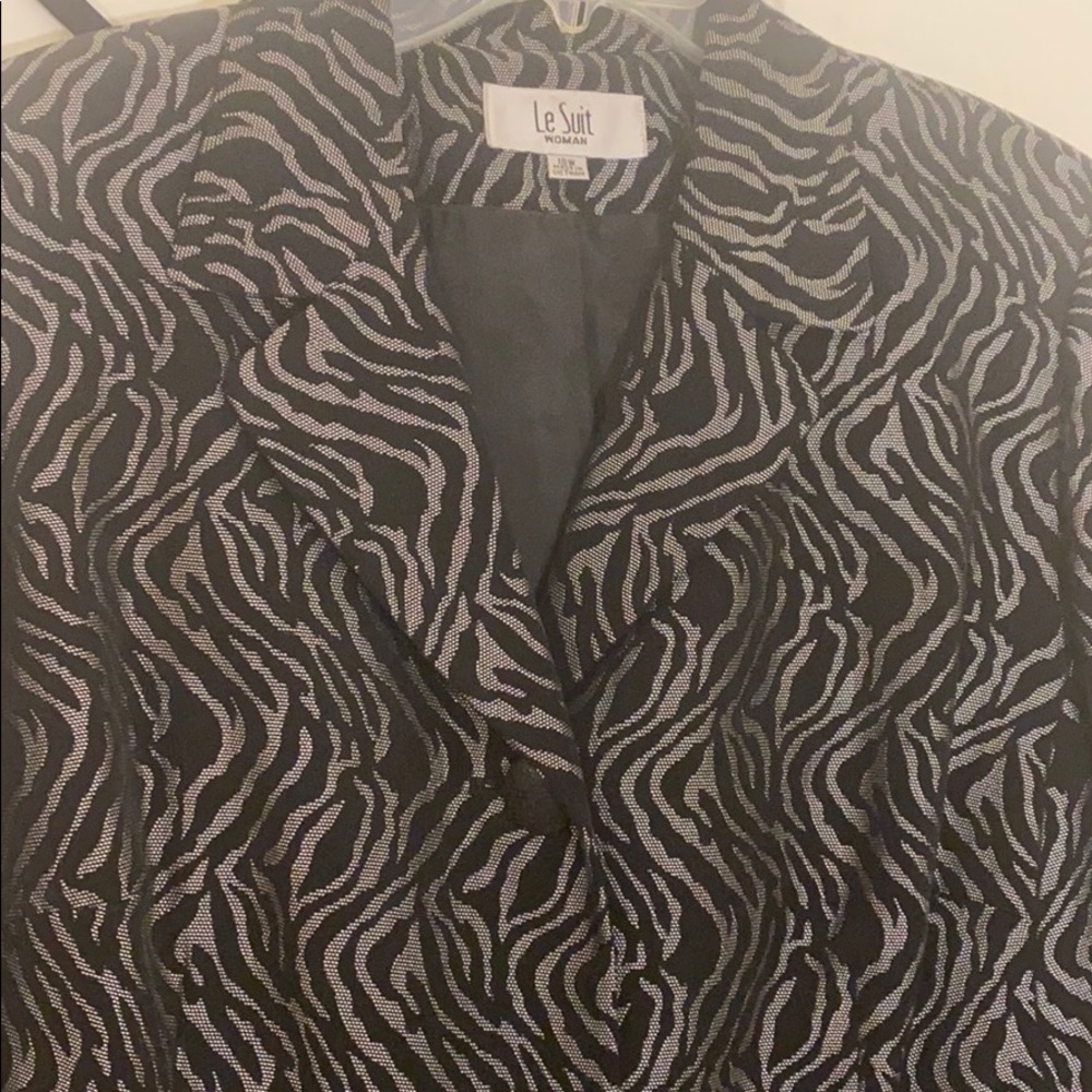 Le Suit duster jacket w/ matching black skirt. 18W